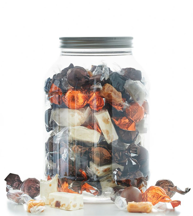 Chokoladekugler, fransk nougat og karameller, 1,2 kg. i plastbøtte.-