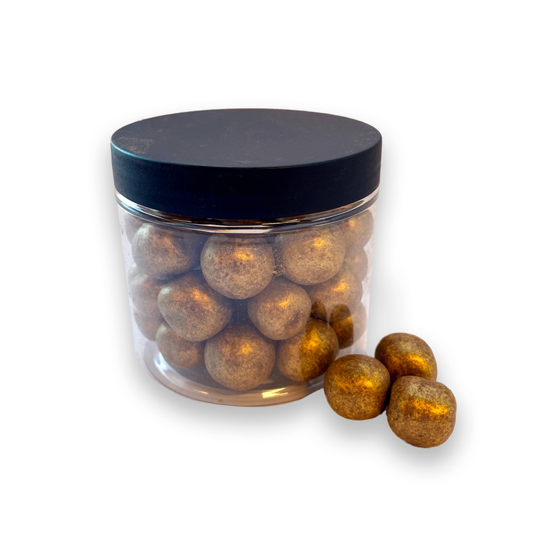 Plastbøtte med lækkert indhold-Guld Lakridskugler