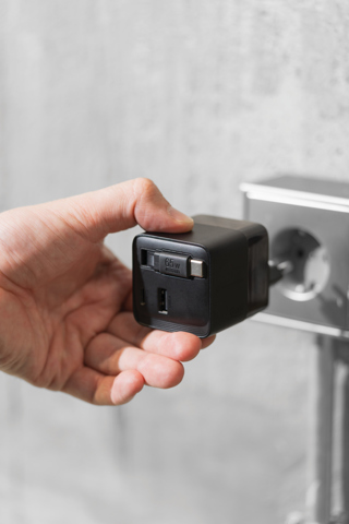 Urban Vitamin Mendocino 65W GaN oplader med udtrækkeligt kab-