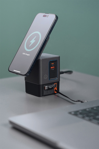 Urban Vitamin Sacramento 105W GAN oplader med udtrækskabel-