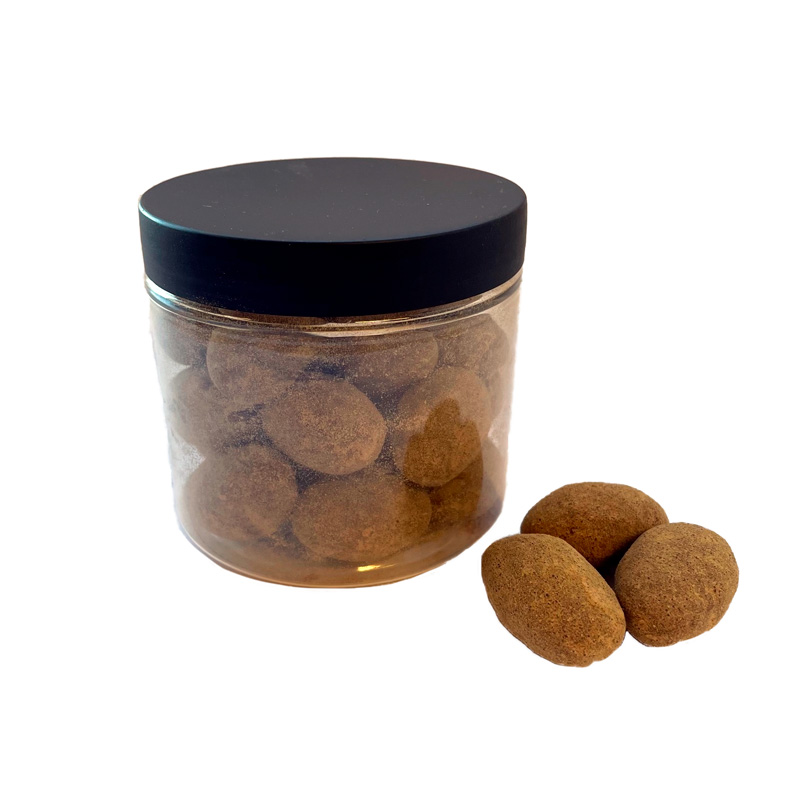 Plastbøtte med lækkert indhold-Lakridsmandler